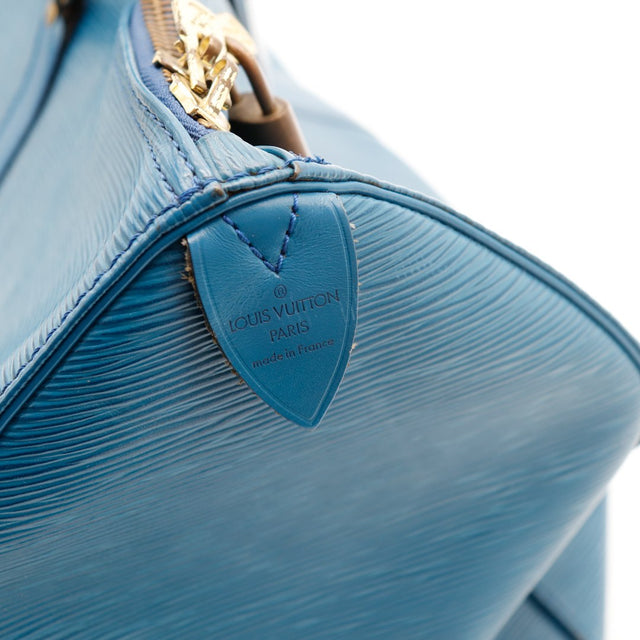 Détail languette zip et logo Louis Vuitton Keepall 50 Épi bleu — AMANA Vintage
