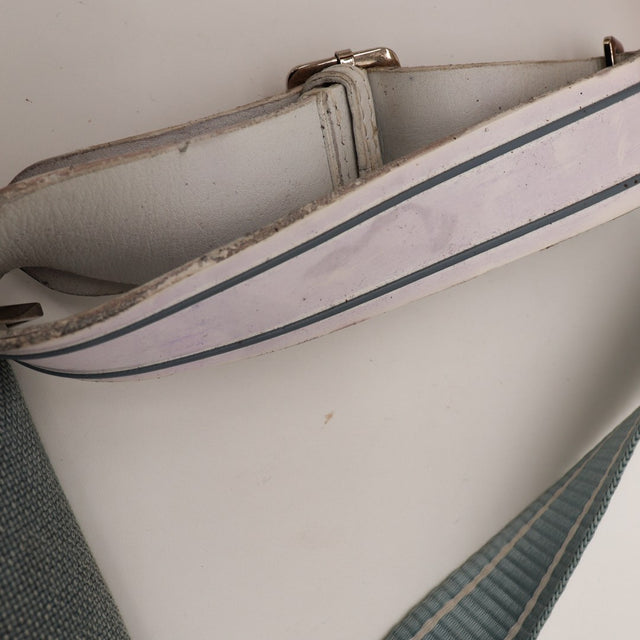 Détail boucle réglable bandoulière Dior Trotter cuir blanc usé — AMANA Vintage