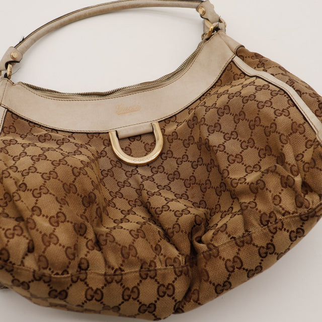Détail anneau D doré et bandeau cuir ivoire assombri Hobo Gucci — AMANA Vintage