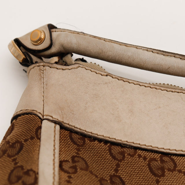 Détail fixation anse dorée cuir ivoire usé Hobo Gucci — AMANA Vintage