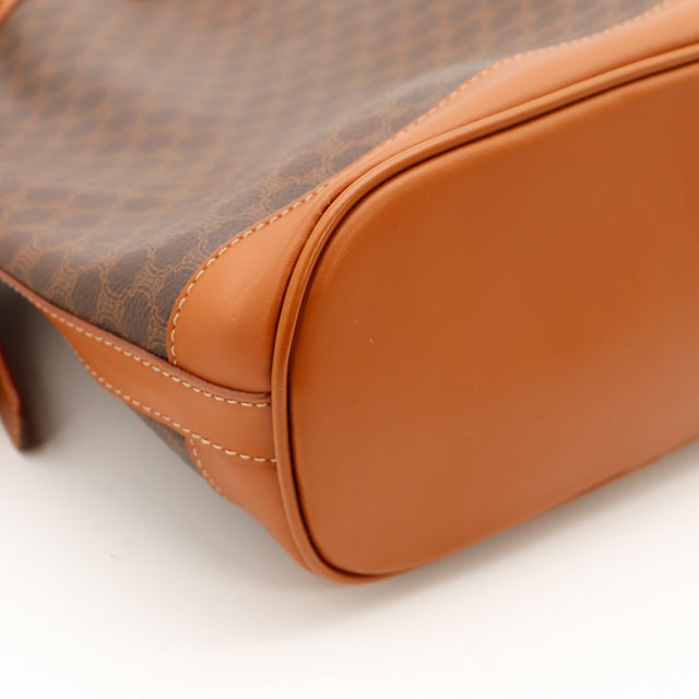 Détail coin inférieur Céline Seau Macadam cuir cognac en bon état — AMANA Vintage