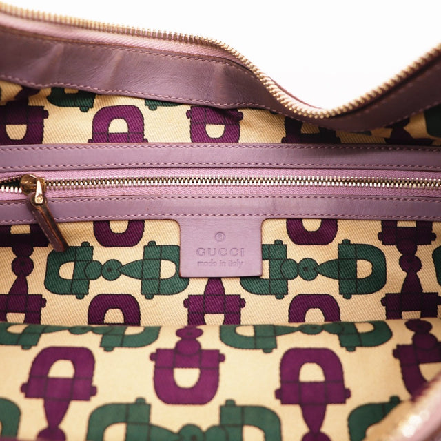 Détail de la boucle dorée Gucci Hobo Guccissima cuir mauve occasion authentique — AMANA Vintage