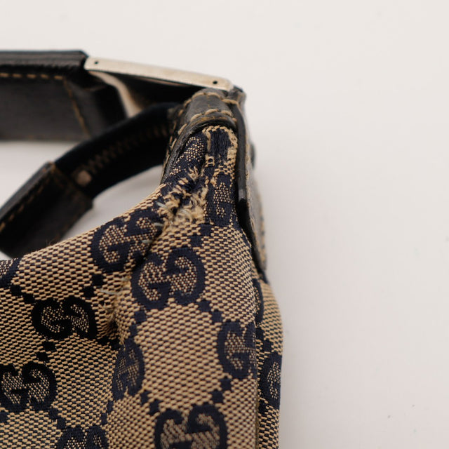 Détail coin inférieur usure cuir sac Gucci Hobo Web vintage — AMANA Vintage