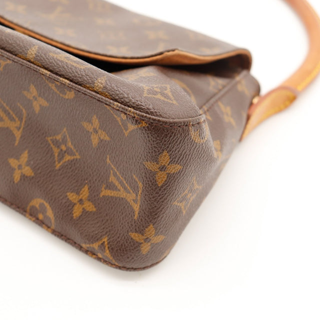 Détail coin inférieur droit Louis Vuitton Looping MM toile Monogram — AMANA Vintage