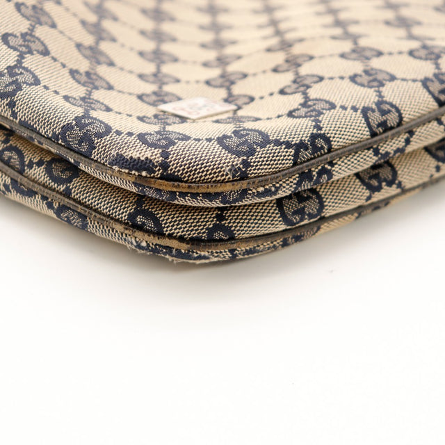 Détail boucle réglage sangle cuir Gucci Hobo Web frotté occasion — AMANA Vintage