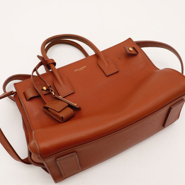 Détail des soufflets latéraux Saint Laurent Baby Sac de Jour Souple cuir grainé cognac occasion authentique — AMANA Vintage