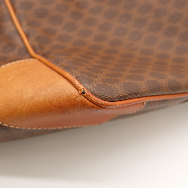 Détail coin inférieur Céline Boston Macadam frottements couture décollée — AMANA Vintage