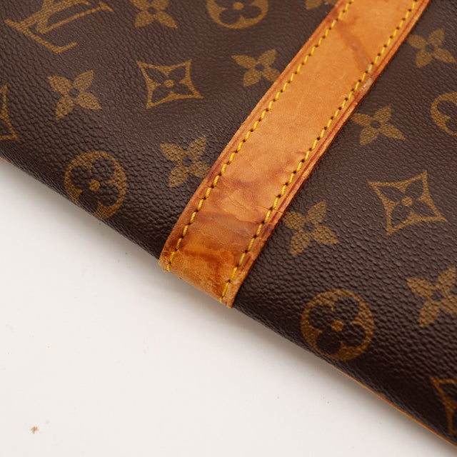 Détail bande cuir vachette taches patine Louis Vuitton Keepall 55 — AMANA Vintage