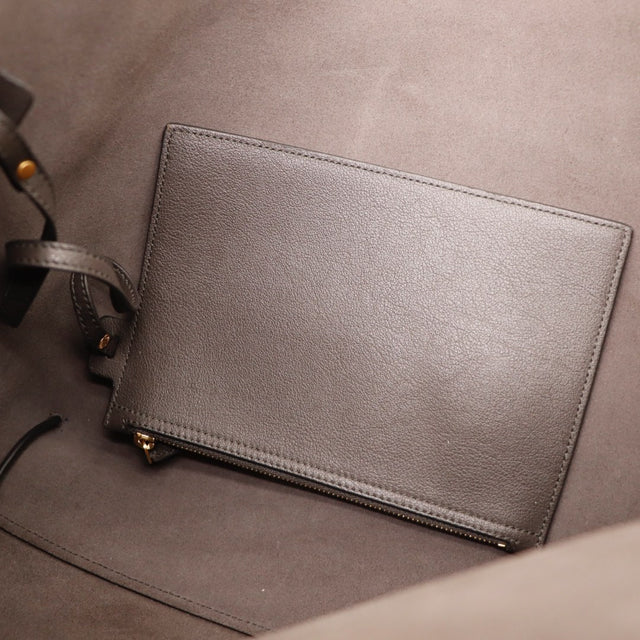 Détail du cuir Saint Laurent Shopping Tote East/West cuir de veau gris foncé occasion authentique — AMANA Vintage