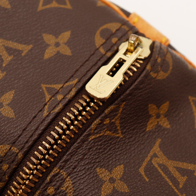 Détail curseur zip doré LV Louis Vuitton Keepall 55 — AMANA Vintage