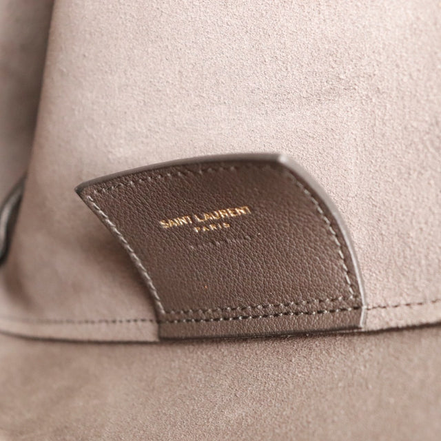 Détail d'un coin inférieur Saint Laurent Shopping Tote East/West cuir de veau gris foncé occasion authentique — AMANA Vintage