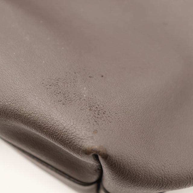 Détail du bouton aimanté Saint Laurent Shopping Tote East/West cuir de veau gris foncé occasion authentique — AMANA Vintage