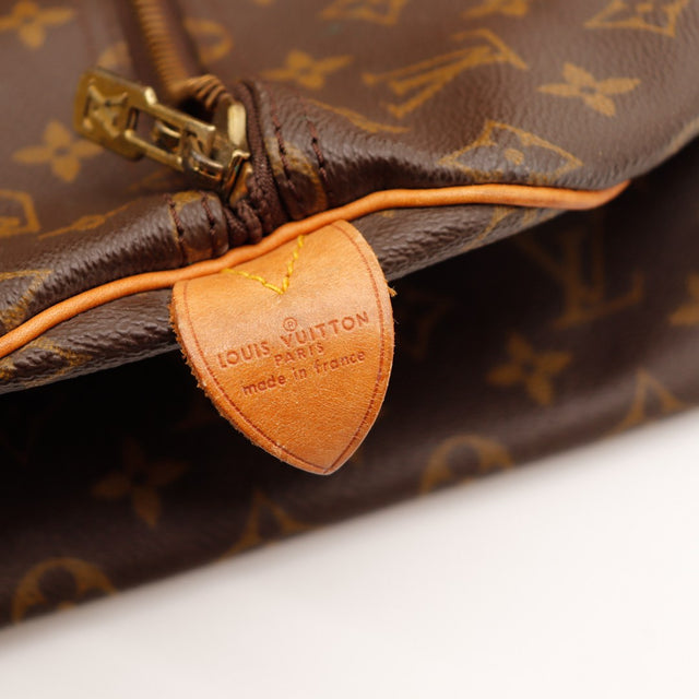 Détail tirette et languette cuir Louis Vuitton Keepall 55 occasion — AMANA Vintage
