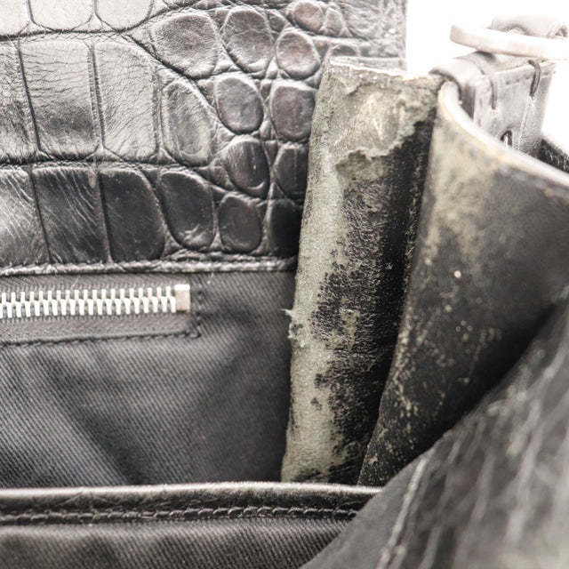 Détail des anses Saint Laurent Sac de Jour Souple cuir embossé façon crocodile noir occasion authentique — AMANA Vintage
