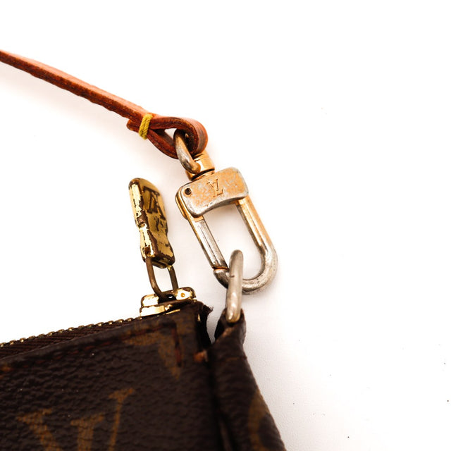 Detail mousqueton et tirette très usés Pochette Accessoires Louis Vuitton — AMANA Vintage