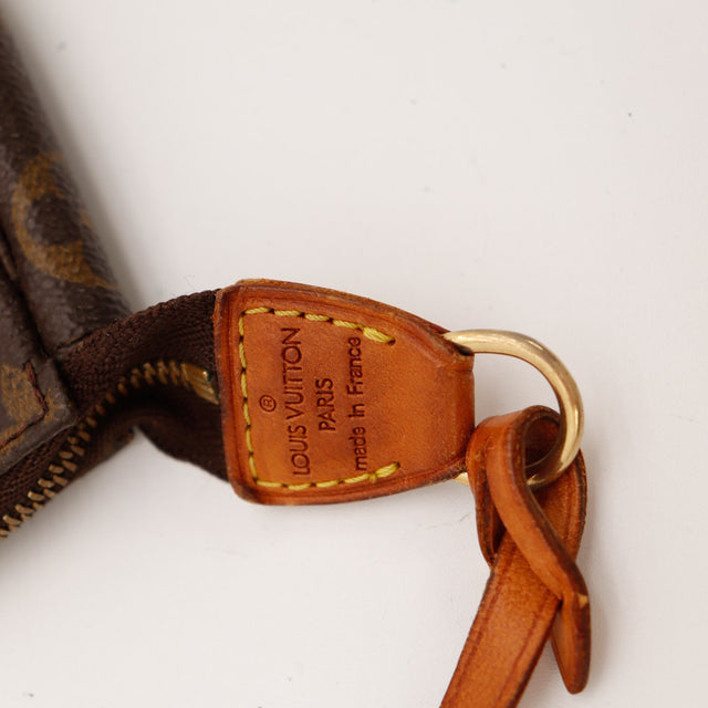 Detail languette Louis Vuitton Paris Pochette Accessoires — AMANA Vintage