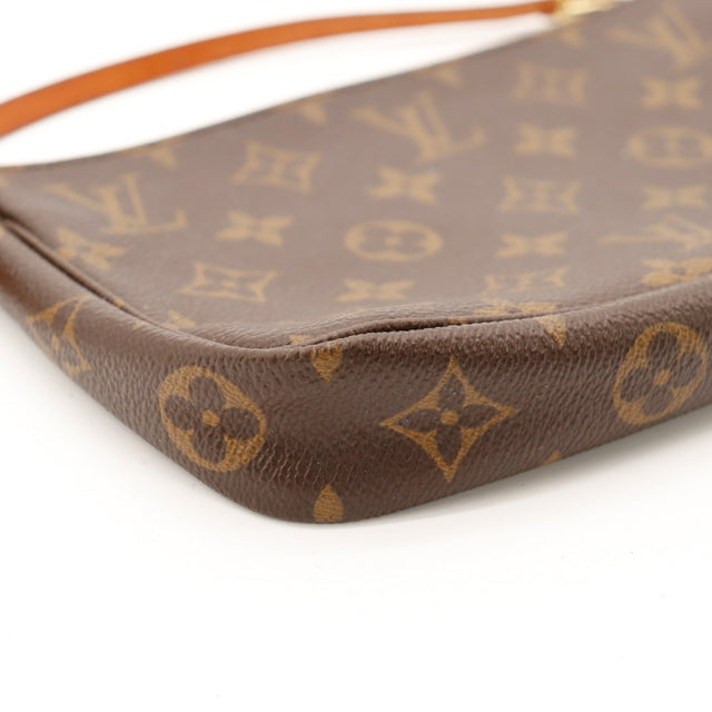 Detail coin inférieur Pochette Accessoires Louis Vuitton légers frottements — AMANA Vintage