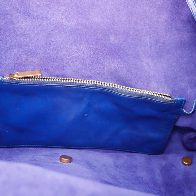 Détail des anses Saint Laurent Shopping Tote cuir d'agneau bleu roi occasion authentique — AMANA Vintage