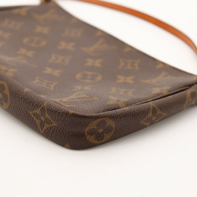 Detail bord inférieur Pochette Accessoires Louis Vuitton — AMANA Vintage