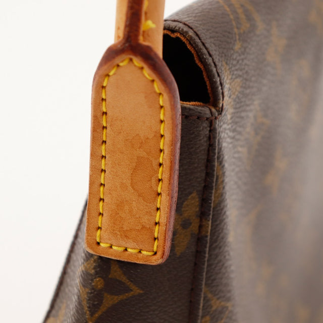 Detail tab lateral vachette Louis Vuitton Mini Looping tache — AMANA Vintage