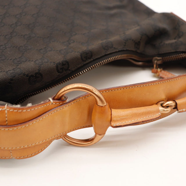 Détail de la tirette Gucci Hobo Horsebit toile monogrammée occasion authentique — AMANA Vintage