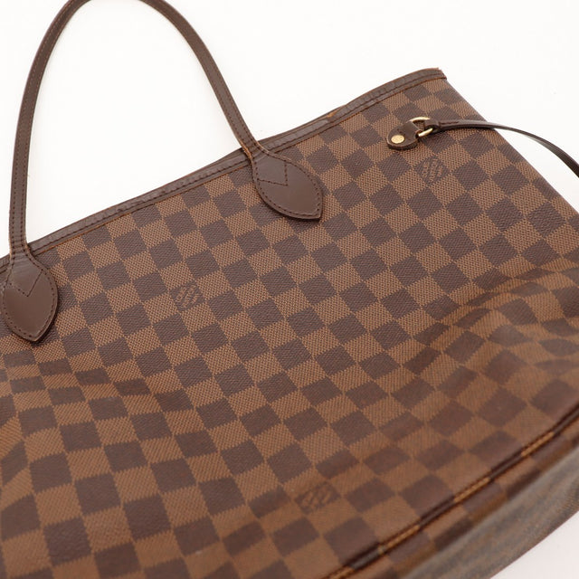 Detail toile Damier Ebene Louis Vuitton Neverfull MM gros plan texture — AMANA Vintage