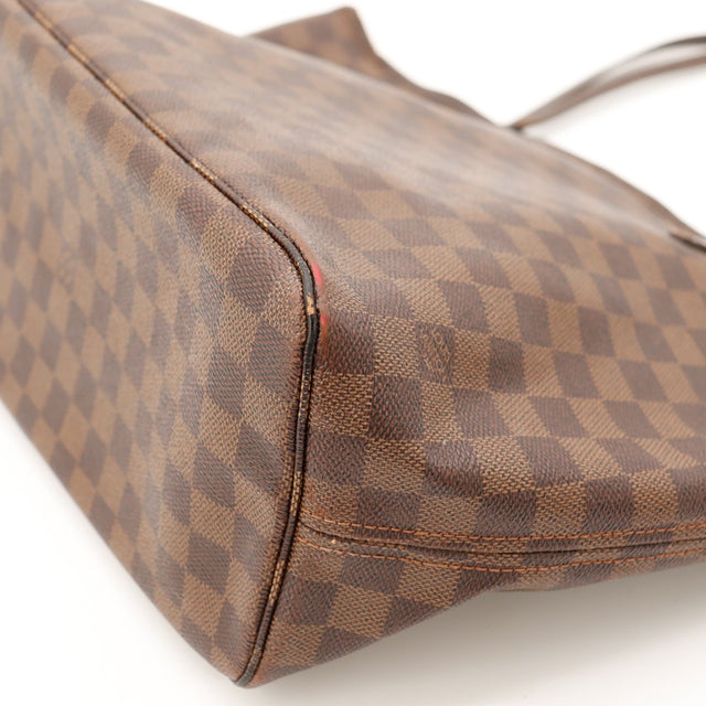 Detail gros plan anses Louis Vuitton Neverfull MM cuir craquele effrité — AMANA Vintage
