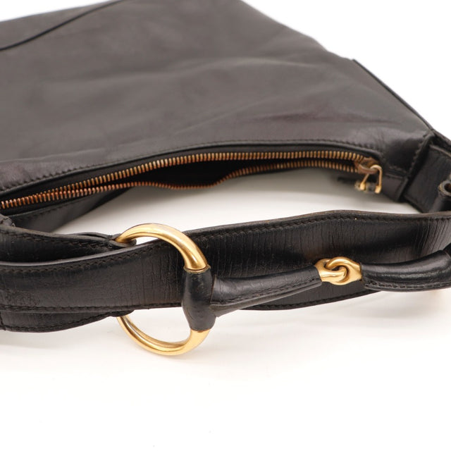 Détail de la fermeture Gucci Hobo Horsebit cuir lisse noir occasion authentique — AMANA Vintage