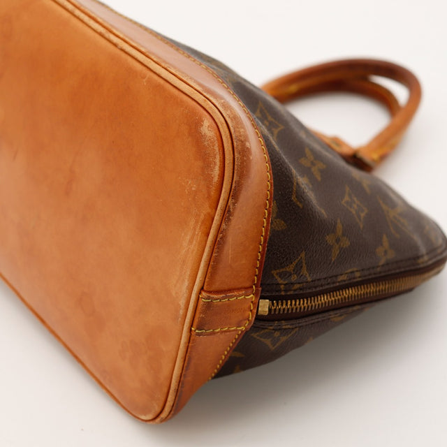 Detail tab vachette Louis Vuitton Alma PM patine caramel occasion — AMANA Vintage