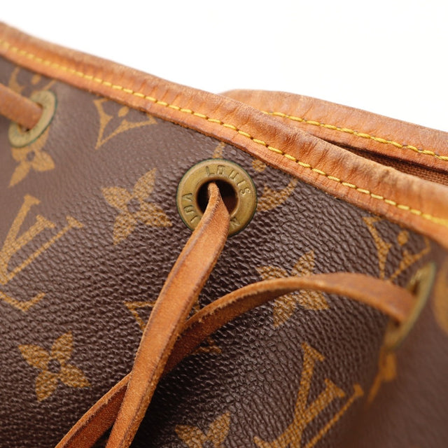 Détail de la bandoulière Louis Vuitton Noé cuir vachette occasion authentique — AMANA Vintage