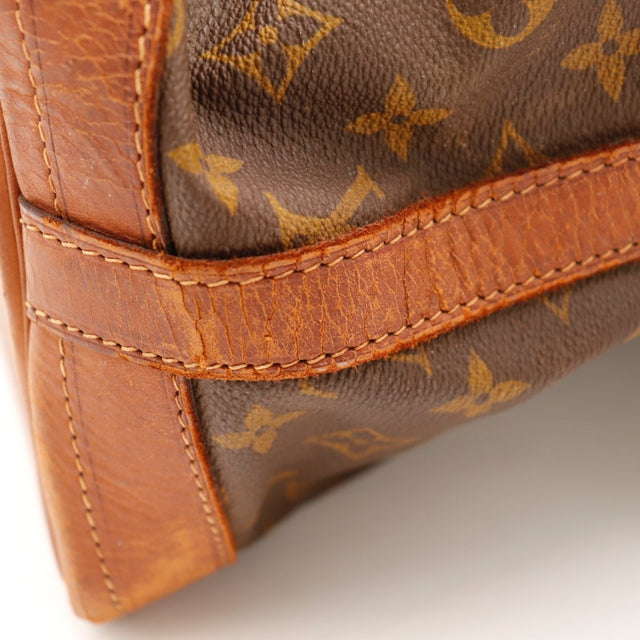 Détail de la boucle de bandoulière Louis Vuitton Randonnée GM Toile Monogramme occasion authentique — AMANA Vintage