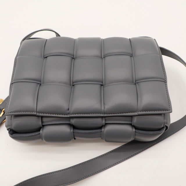 Vue de profil du sac Bottega Veneta Padded Cassette cuir matelassé gris — AMANA Vintage
