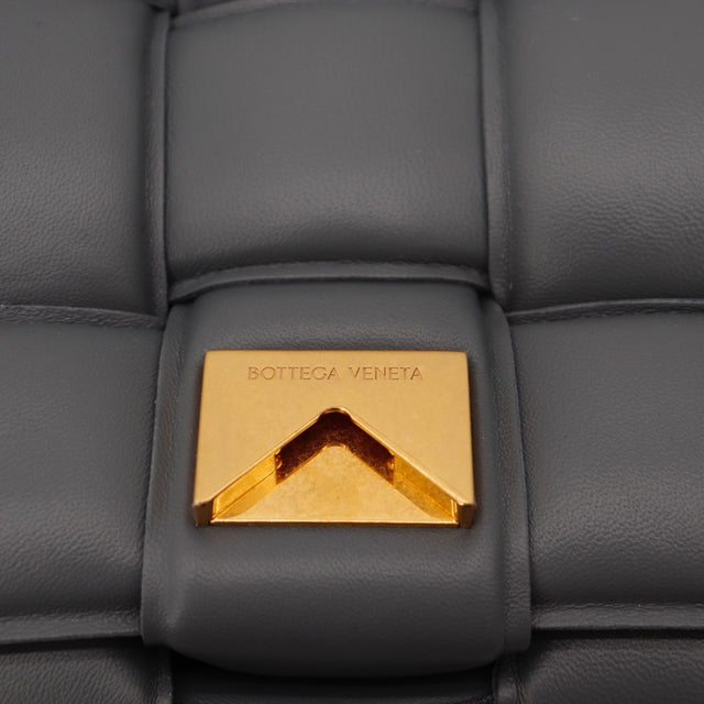 Détail de la bandoulière en cuir Bottega Veneta Padded Cassette — AMANA Vintage