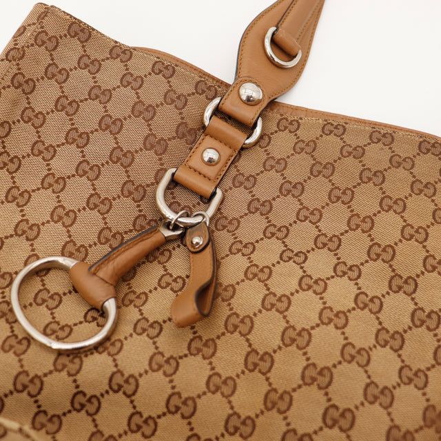 Détail ferrures Horsebit argentées Tote Gucci GG Canvas occasion — AMANA Vintage