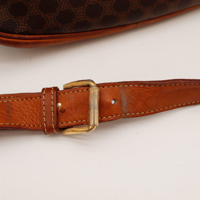 Détail bandoulière réglable Celine Seau Macadam taches et usure sur le cuir — AMANA Vintage