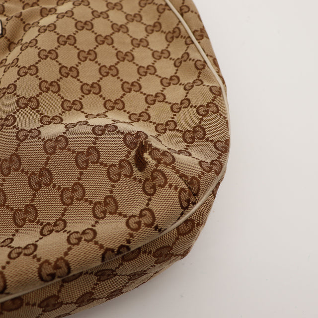 Detail coin inferieur Gucci Hobo Web frottement toile — AMANA Vintage