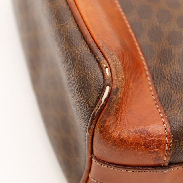 Détail cuir naturel usé coins bas du sac Celine Macadam — AMANA Vintage