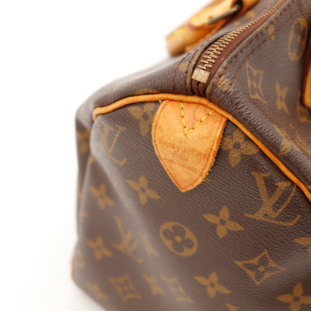 Détail coin supérieur attache anse Louis Vuitton Speedy 30 cuir vachette usé — AMANA Vintage