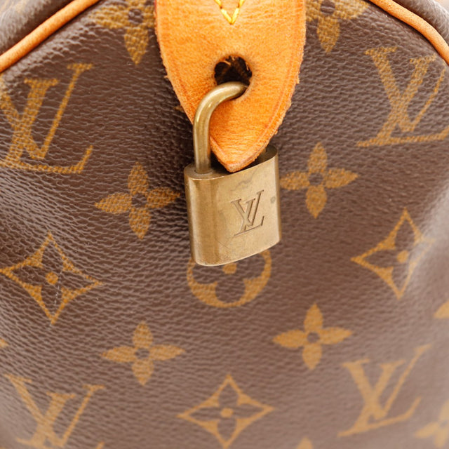 Détail cadenas LV doré et languette cuir Louis Vuitton Speedy 30 — AMANA Vintage