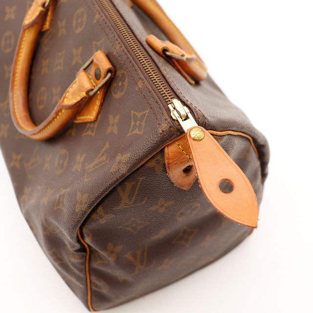 Détail coin inférieur languette cadenas déformée Louis Vuitton Speedy 30 — AMANA Vintage