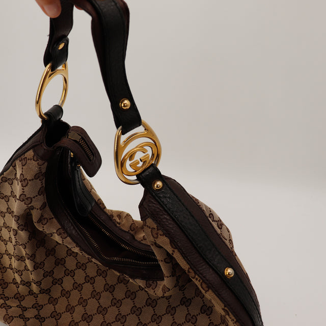 Détail fermoir Interlocking G doré anse cuir Gucci Hobo occasion — AMANA Vintage