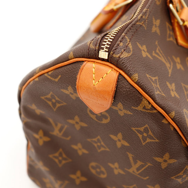 Détail tab cuir vachette Louis Vuitton Speedy 35 patine caramel — AMANA Vintage