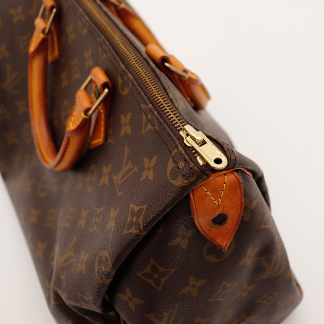 Détail tirette zip et languette cuir Louis Vuitton Speedy 35 — AMANA Vintage
