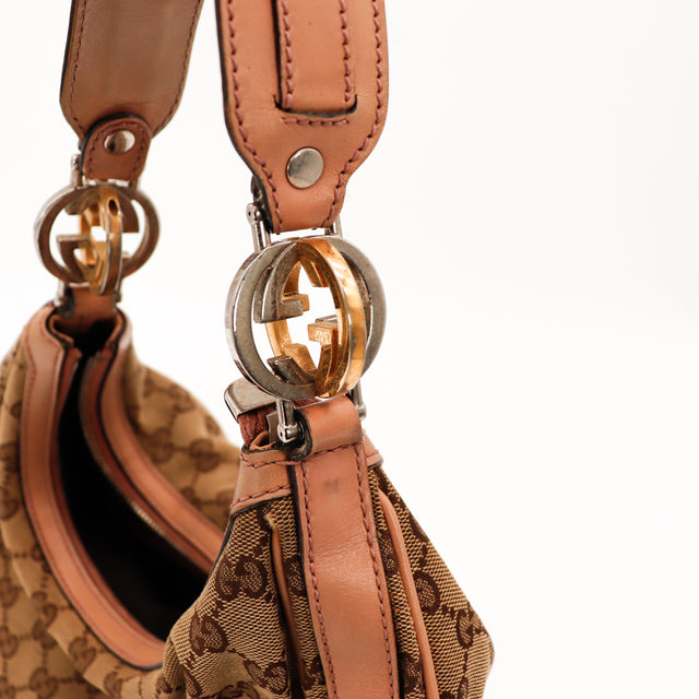 Detail curseur zip Gucci noirci Hobo GG Canvas occasion — AMANA Vintage