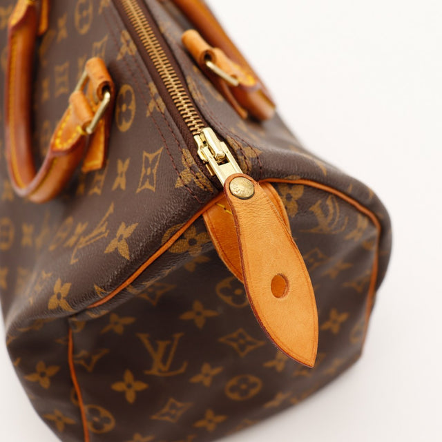 Détail tirette en cuir et zip Louis Vuitton Speedy 35 — AMANA Vintage