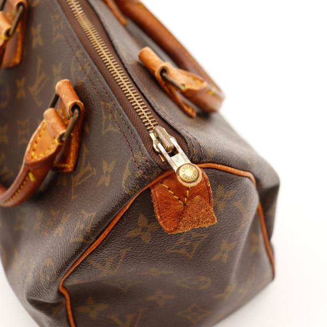 Détail languette cadenas craquelée Louis Vuitton Speedy 25 — AMANA Vintage