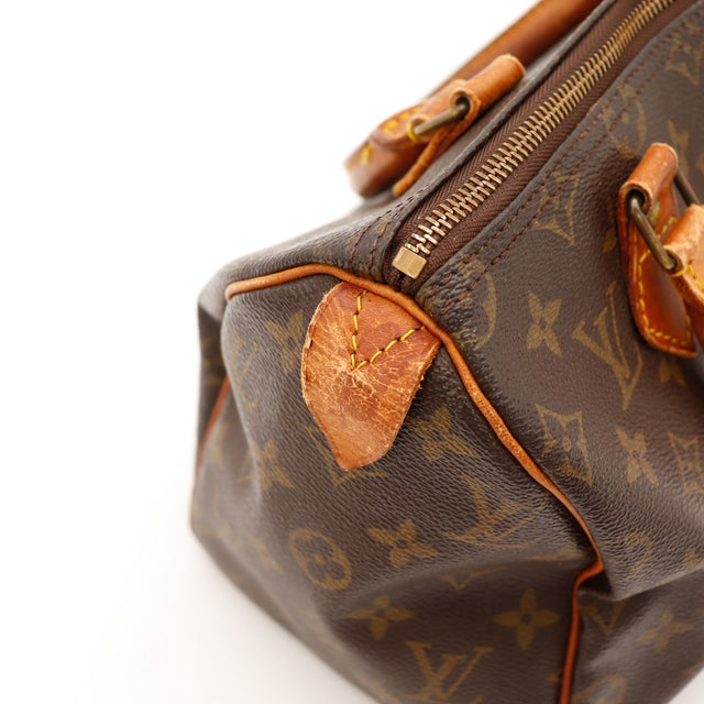 Détail anse et tab cuir vachette Louis Vuitton Speedy 25 — AMANA Vintage