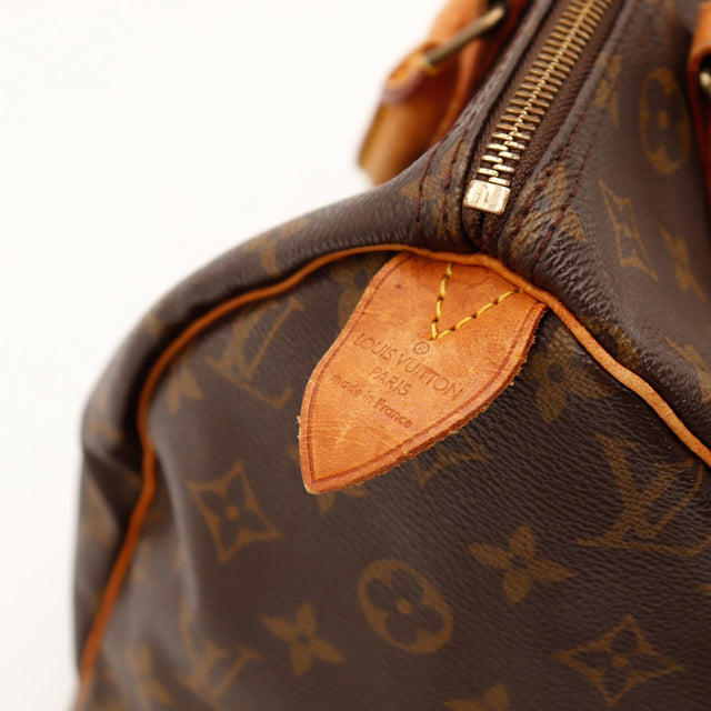 Détail anse et attache cuir vachette Louis Vuitton Speedy 30 patine caramel — AMANA Vintage