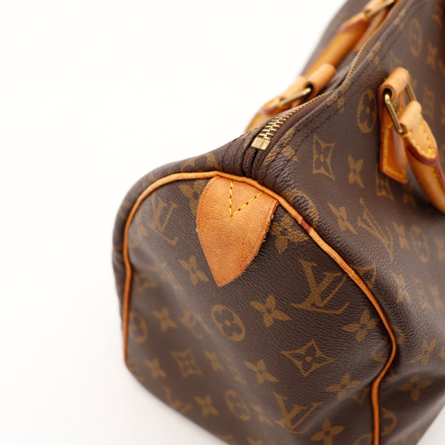 Détail coin inférieur Louis Vuitton Speedy 30 cuir vachette patine caramel — AMANA Vintage