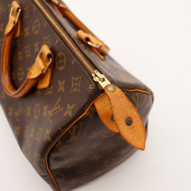 Détail languette cadenas et zip Louis Vuitton Speedy 30 usure cuir vachette — AMANA Vintage
